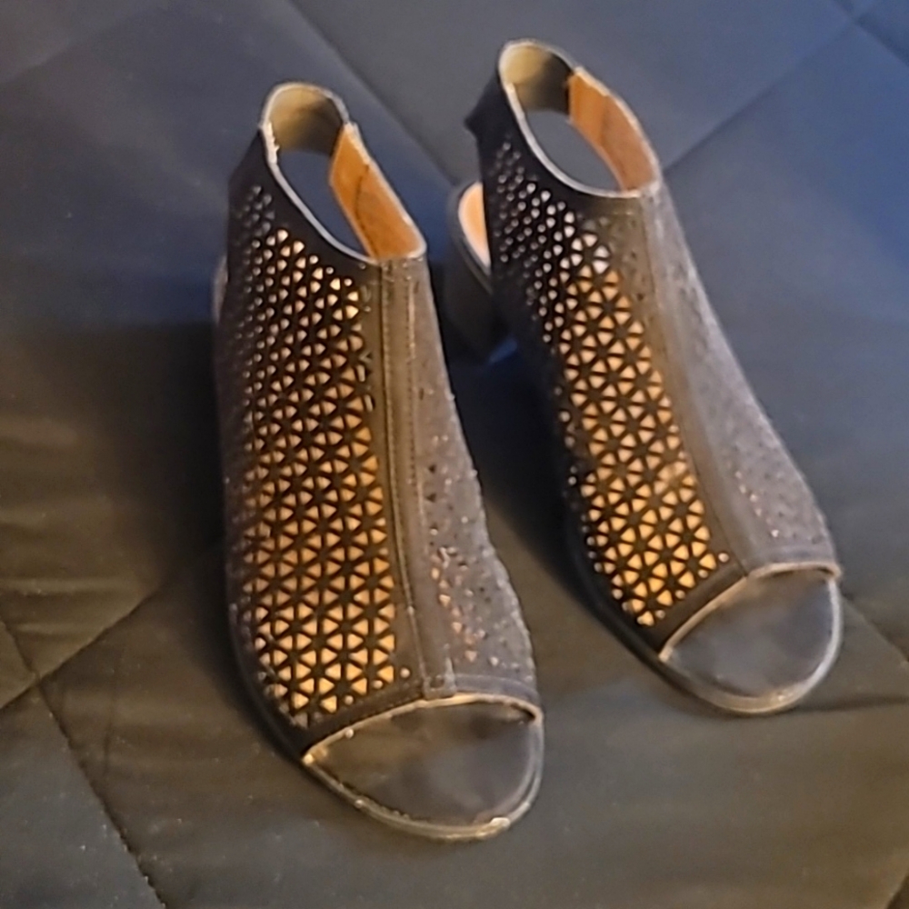AMERICAN EAGLE SANDALS